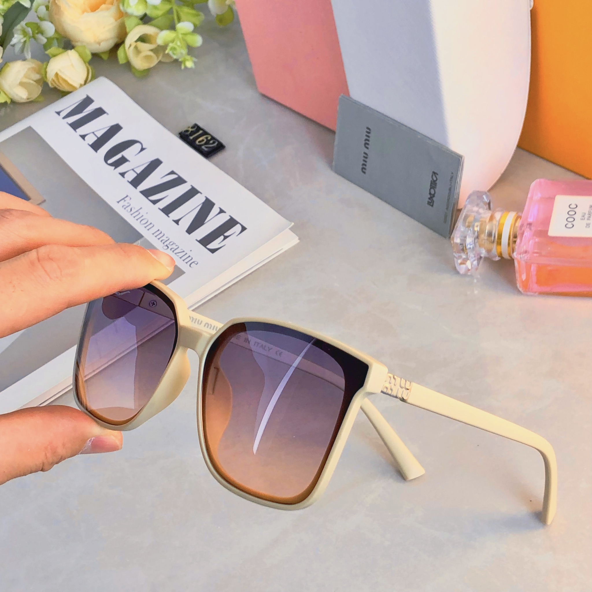 。。miumi*2026新款复古方框显脸小太阳眼镜男女百搭高级感开车防紫外线墨镜