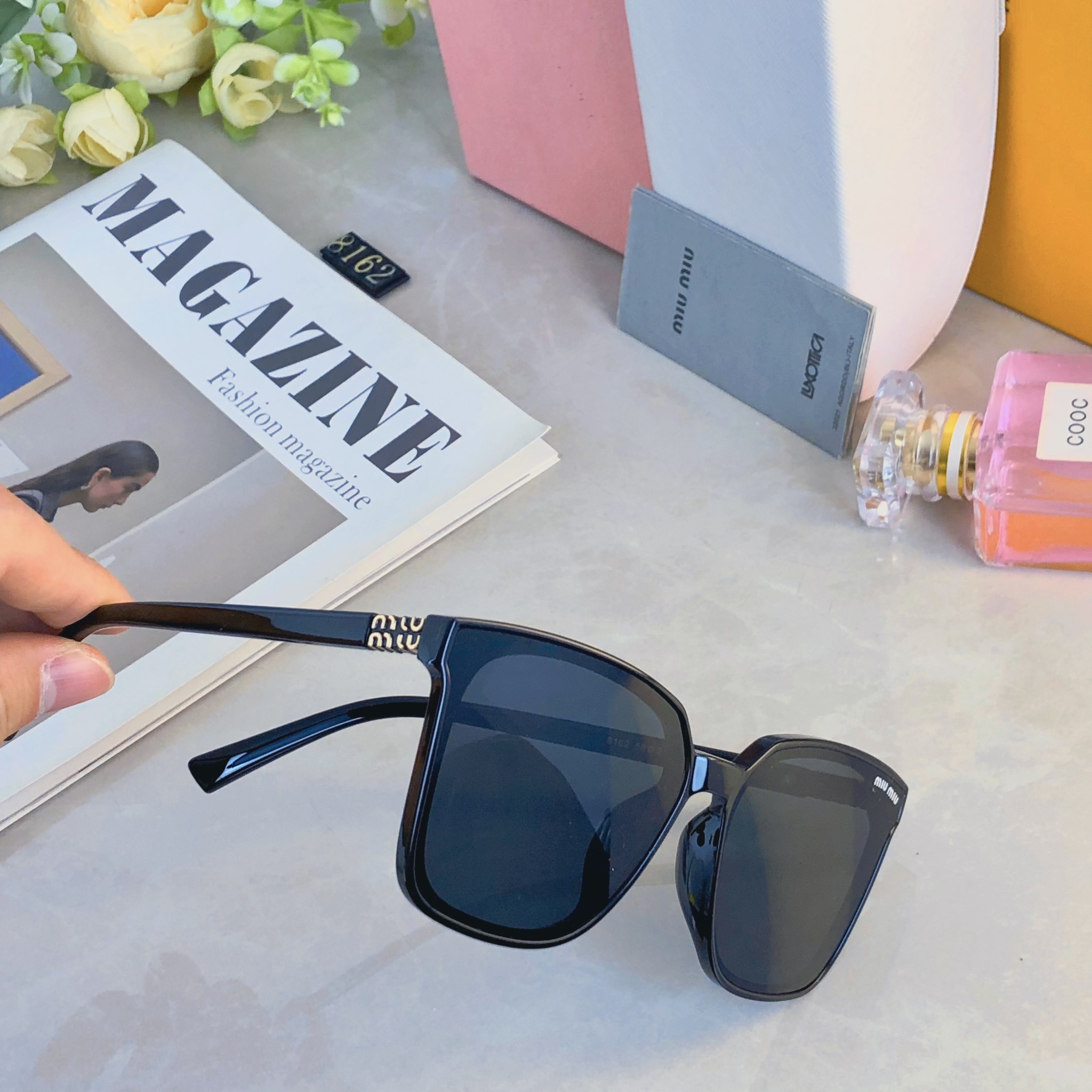。。miumi*2026新款复古方框显脸小太阳眼镜男女百搭高级感开车防紫外线墨镜