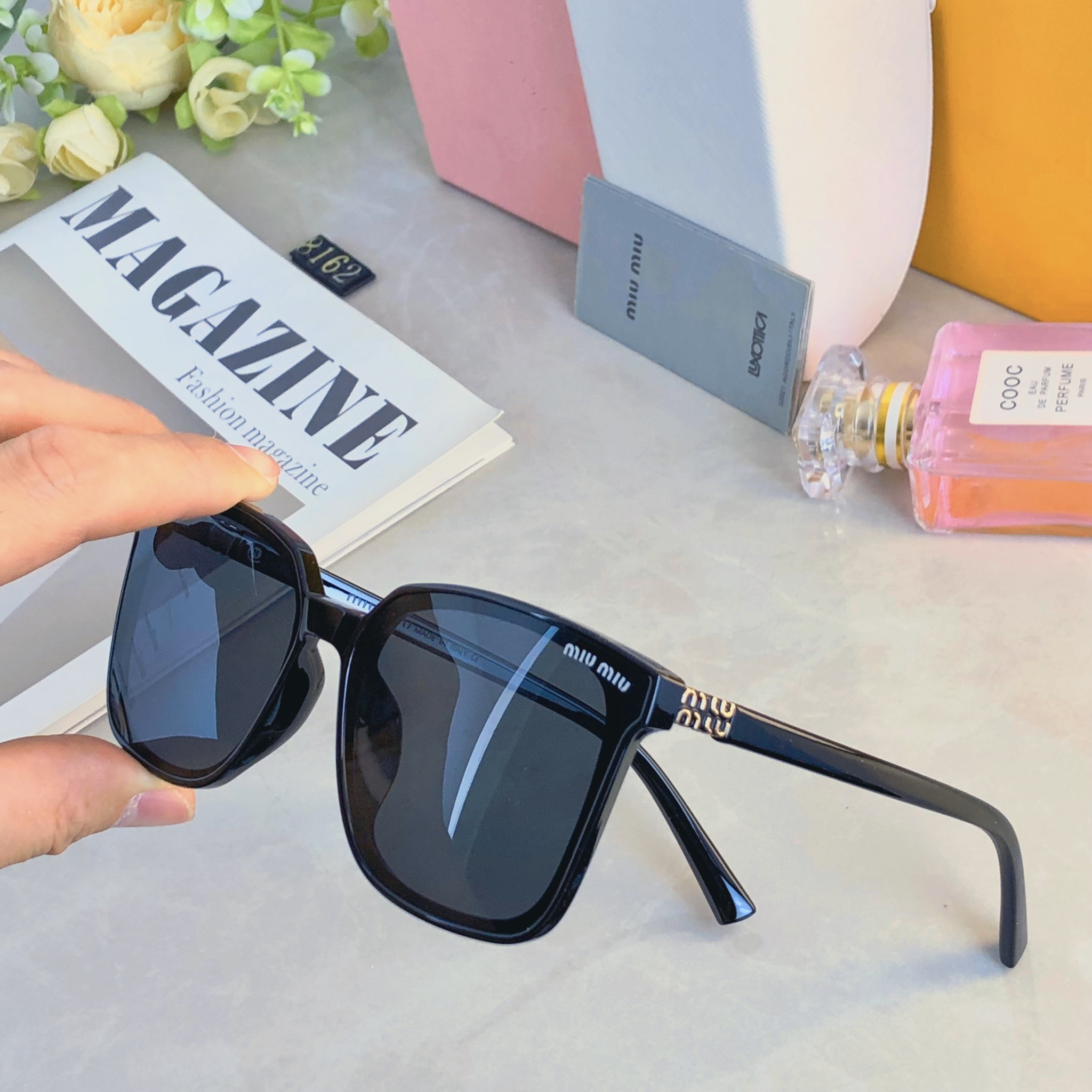 。。miumi*2026新款复古方框显脸小太阳眼镜男女百搭高级感开车防紫外线墨镜