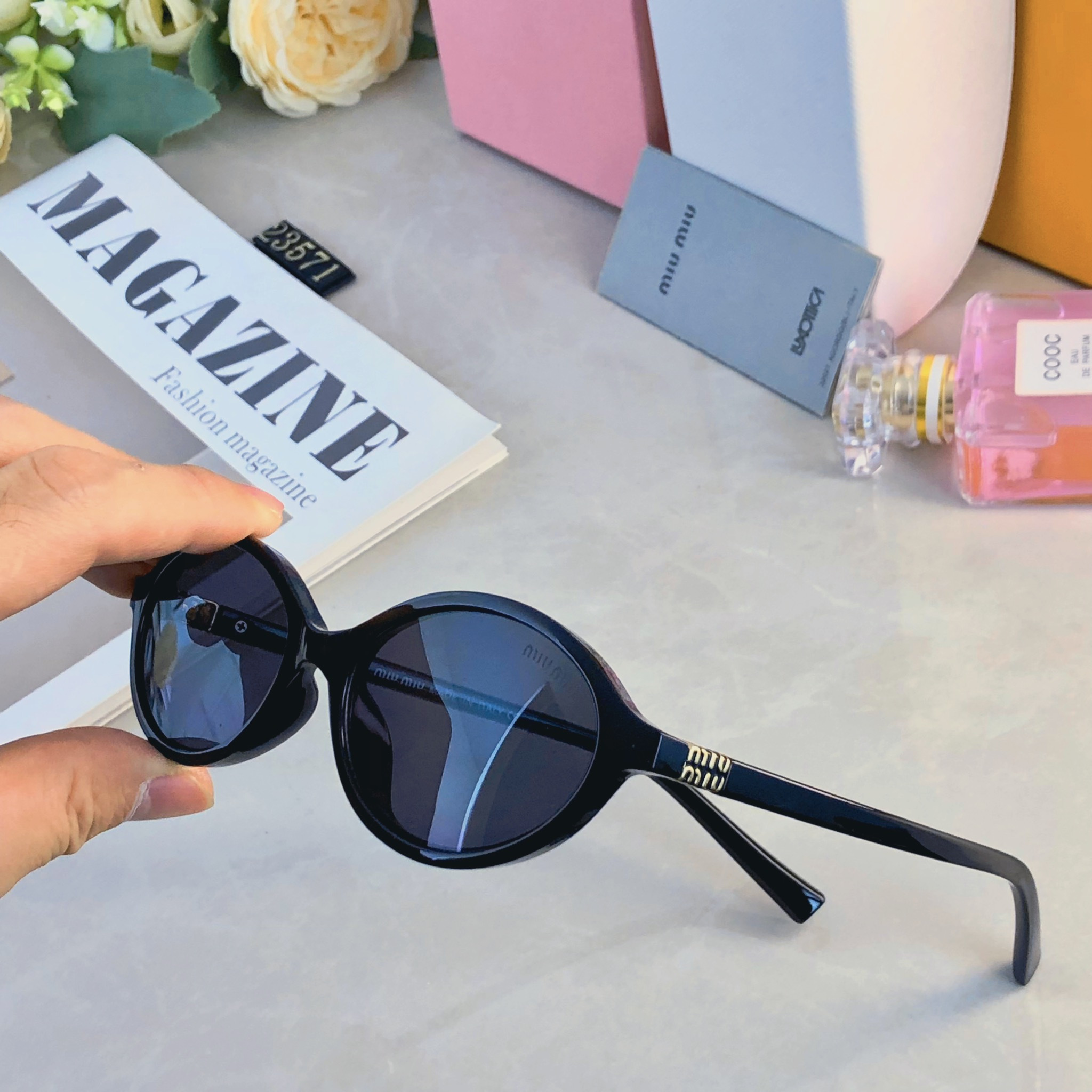 。。miumi*欧美新款小框椭圆形细腿墨镜个性高颜值女太阳镜