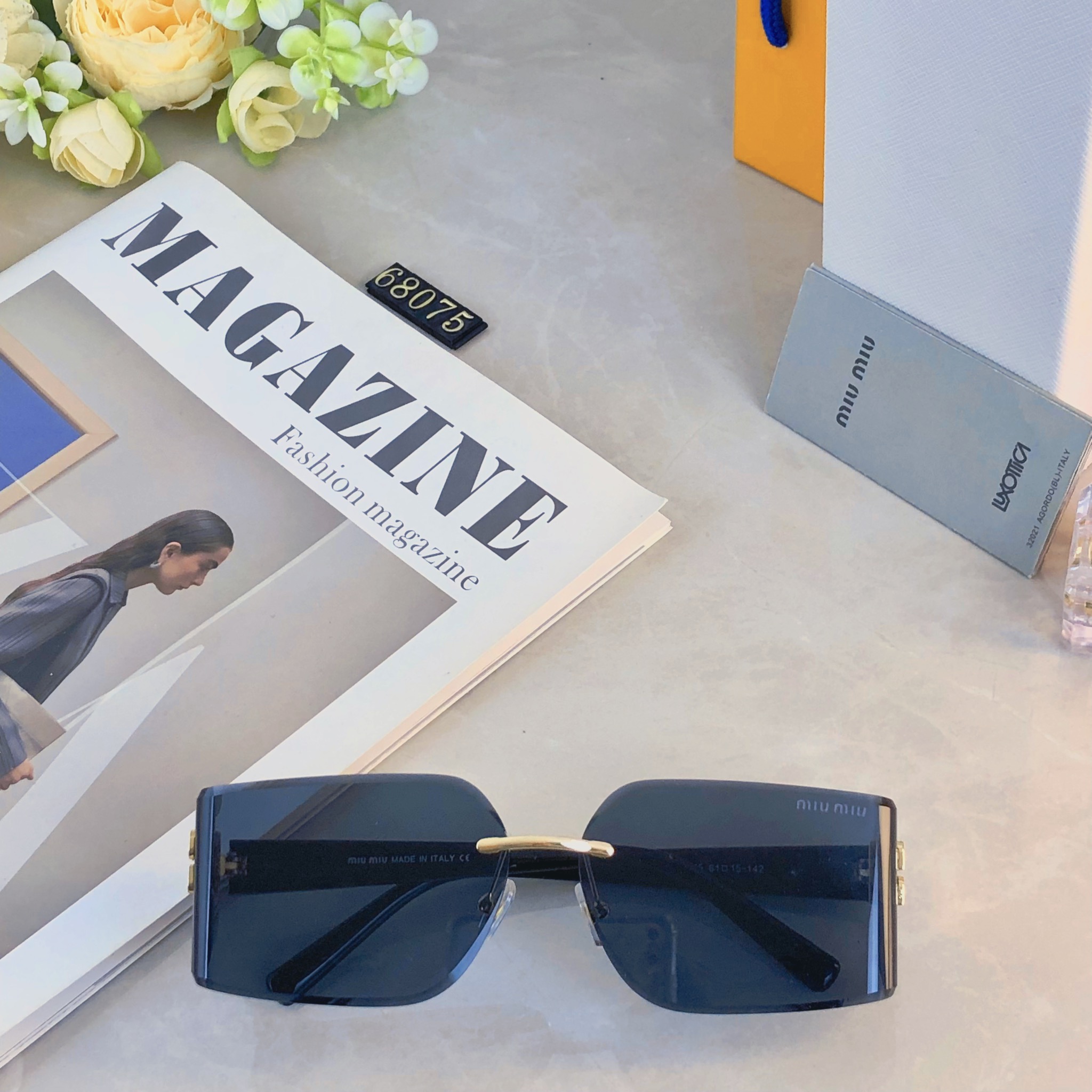 。。miumi*无边大框方形黑色墨镜欧美辣妹风金属高级感小众显瘦太阳眼镜