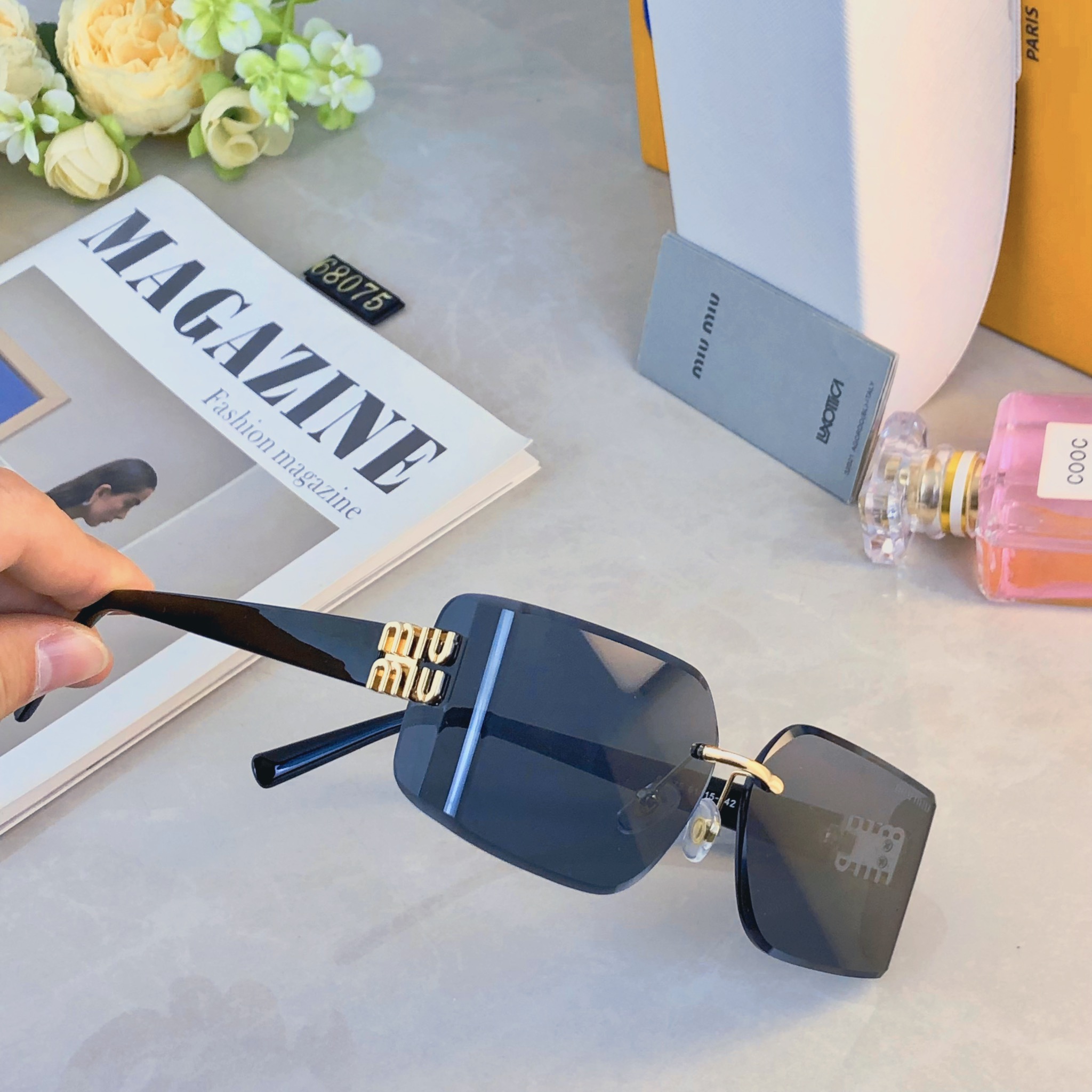 。。miumi*无边大框方形黑色墨镜欧美辣妹风金属高级感小众显瘦太阳眼镜