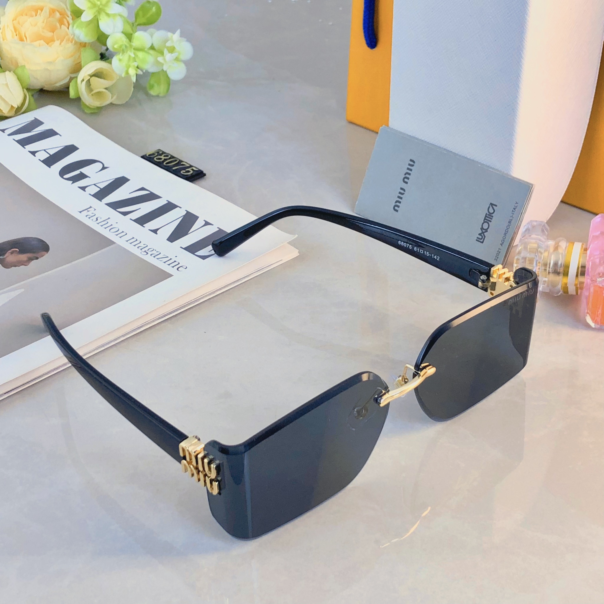 。。miumi*无边大框方形黑色墨镜欧美辣妹风金属高级感小众显瘦太阳眼镜