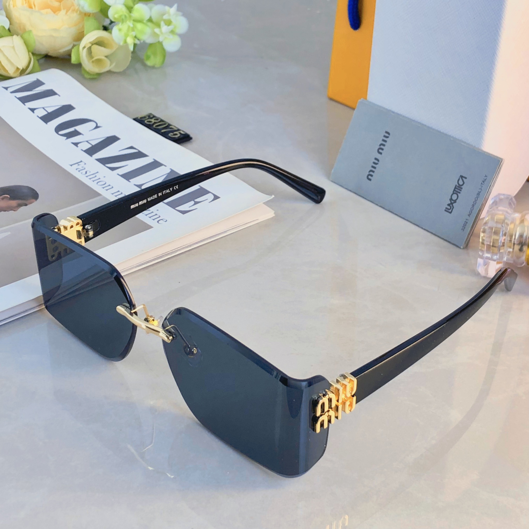 。。miumi*无边大框方形黑色墨镜欧美辣妹风金属高级感小众显瘦太阳眼镜