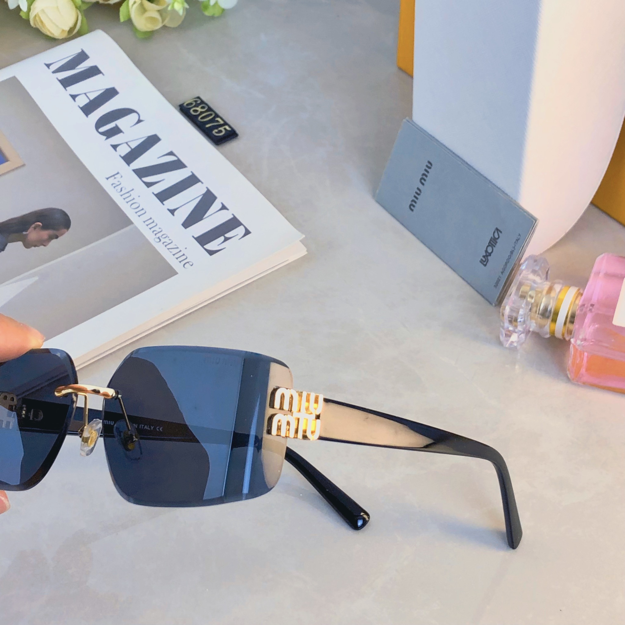 。。miumi*无边大框方形黑色墨镜欧美辣妹风金属高级感小众显瘦太阳眼镜