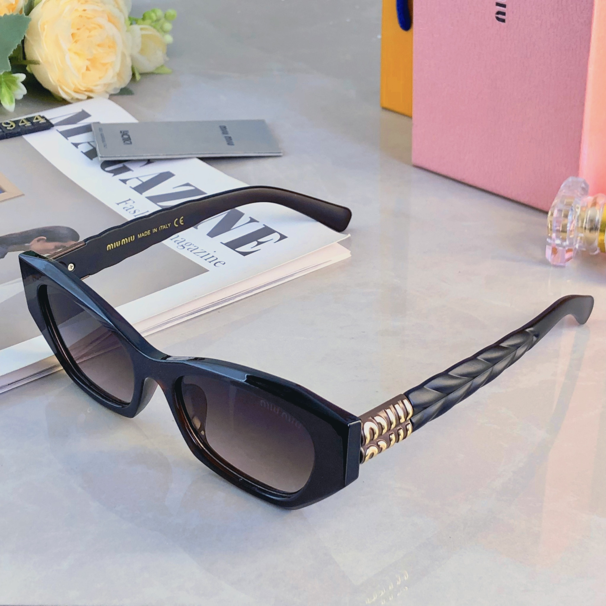 。。miumi*网红2026新款高级感方形墨镜女遮阳猫眼时尚素颜潮显脸小太阳镜