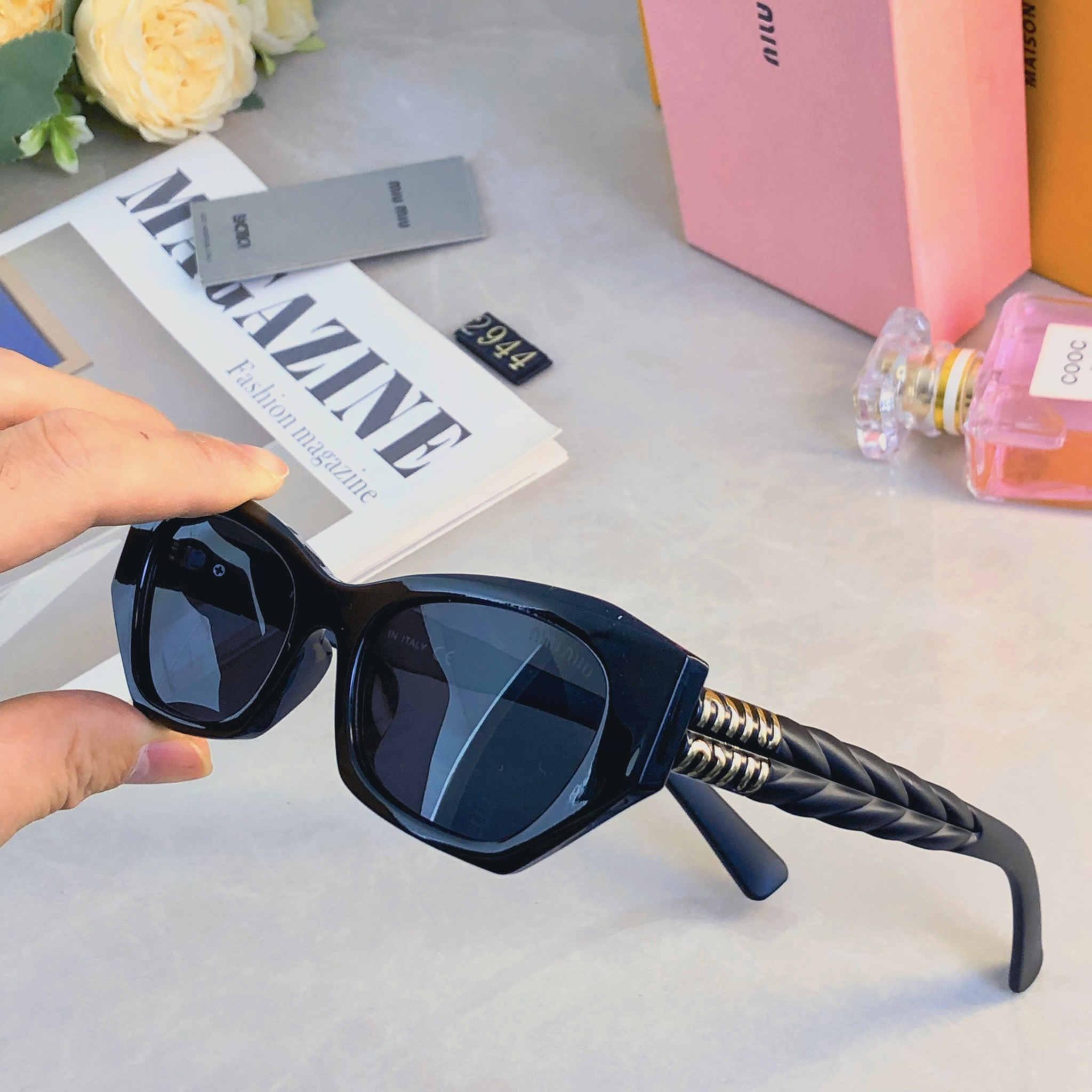 。。miumi*网红2026新款高级感方形墨镜女遮阳猫眼时尚素颜潮显脸小太阳镜