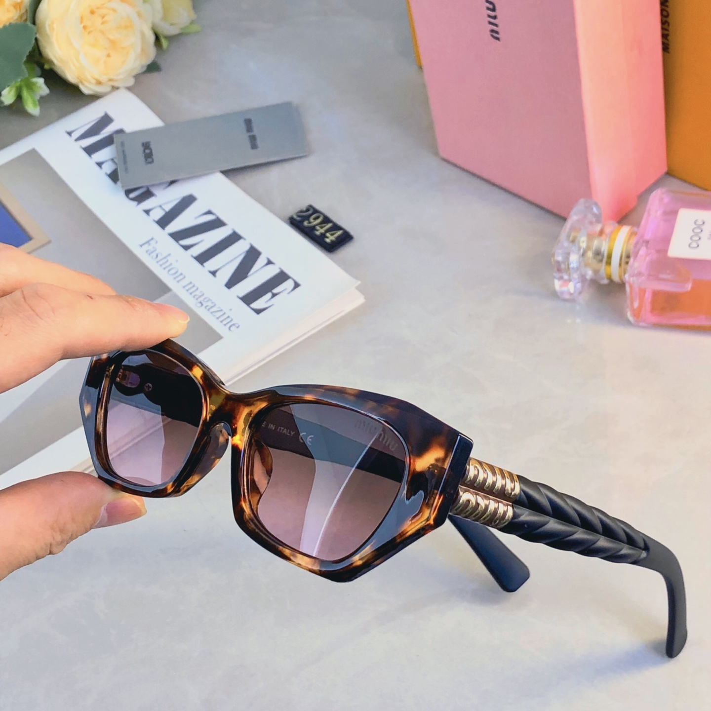 。。miumi*网红2026新款高级感方形墨镜女遮阳猫眼时尚素颜潮显脸小太阳镜