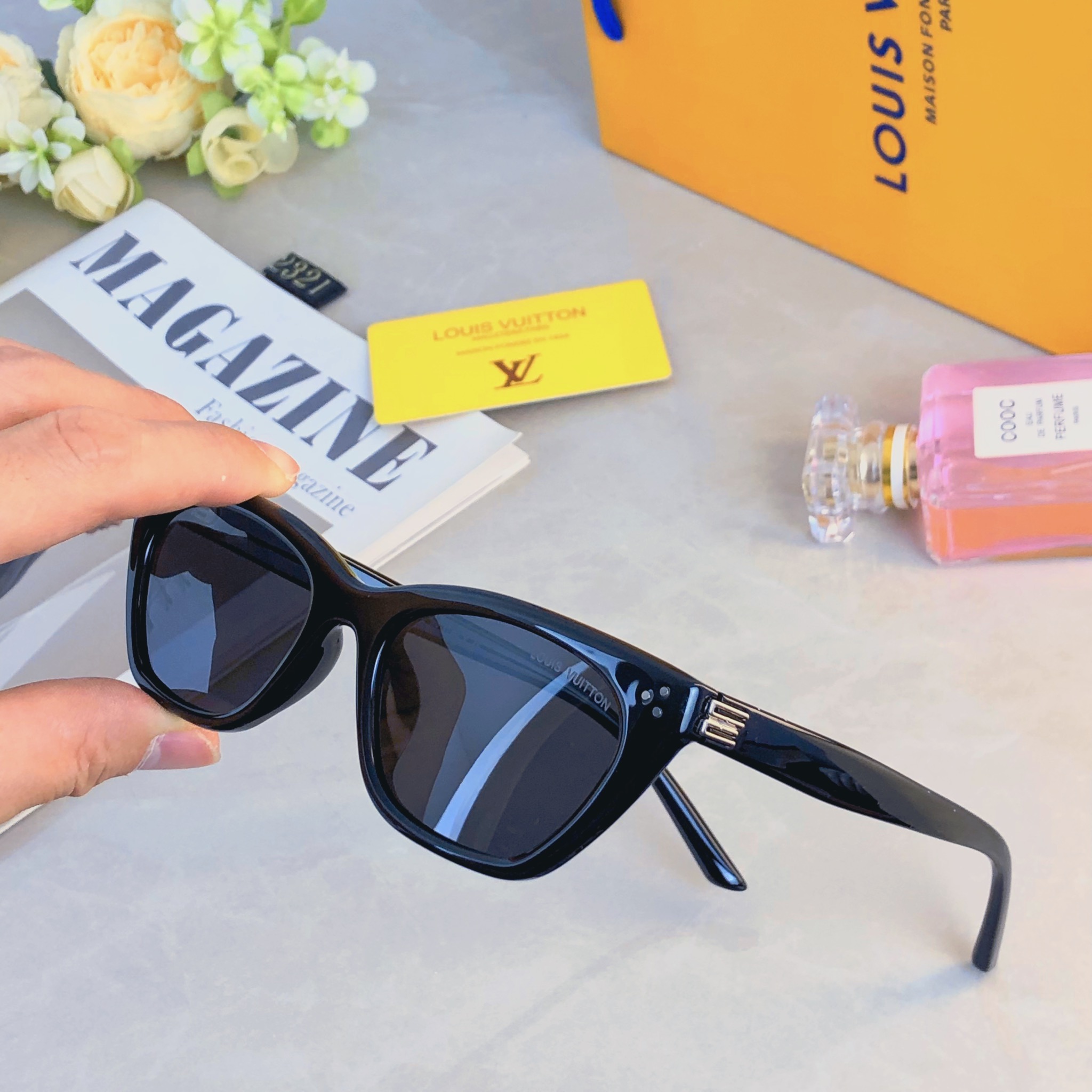 。。Louis vuitto*美式猫眼小框墨镜女2026新款高级感防紫外线窄框太阳眼镜
