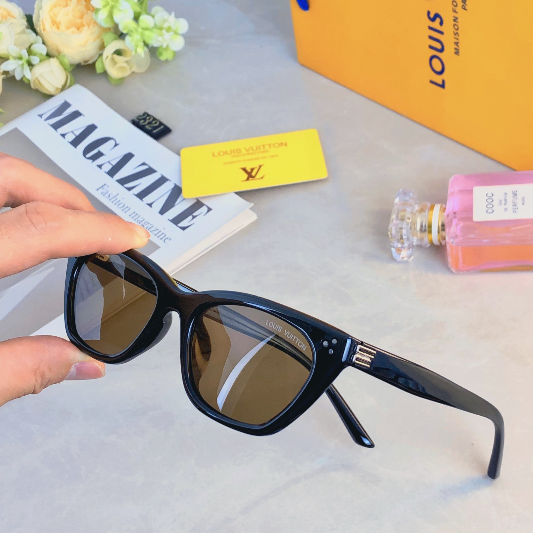 。。Louis vuitto*美式猫眼小框墨镜女2026新款高级感防紫外线窄框太阳眼镜