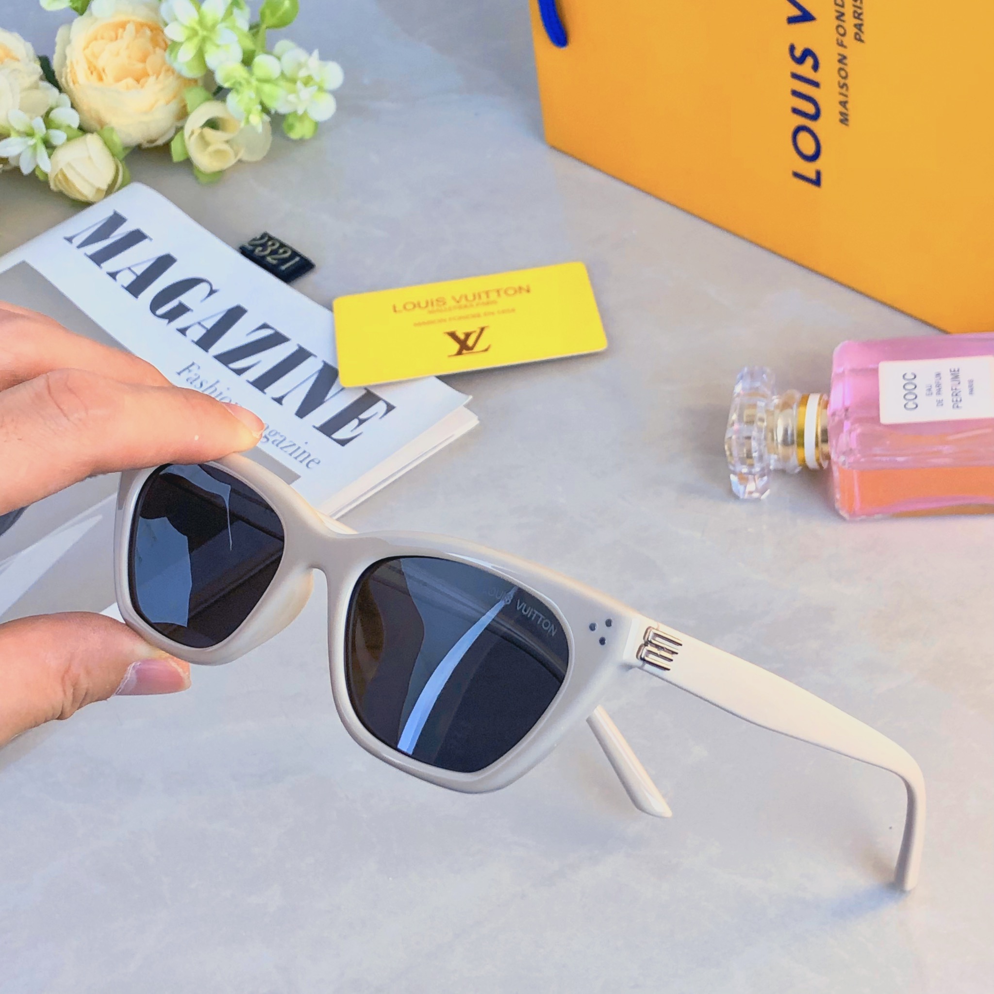 。。Louis vuitto*美式猫眼小框墨镜女2026新款高级感防紫外线窄框太阳眼镜