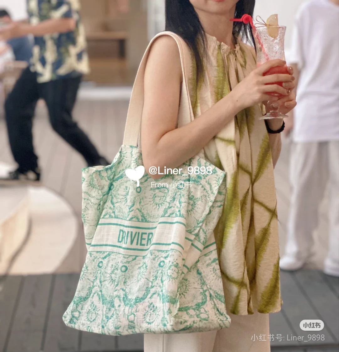 即使是再简单的日常,搭配上一只浅色的草编包,整个人都自带温柔、浪漫光环 5