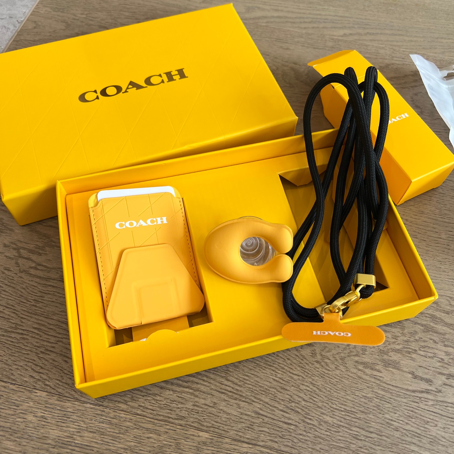 COACH蔻驰🇲🇾马来西亚满额赠礼手机配件套装 3