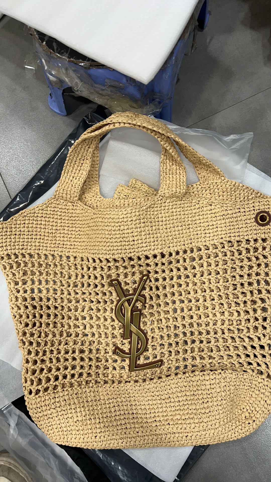 NO:177134,Genuine grade original leather ICARE_Woven shopping bags Full of artistic atmosphere, Lafite weaving is very solid, French lazy style, smooth styling, and simple big logo, high-end and atmospheric, and very photogenic. It has a large capacity, lightweight and huge candid package, which is the favorite bag when you go out!  It can be fresh and casual when you are on vacation. You can walk away with it after carrying it. You like it at a glance. Babies, hurry up!  !  Model number 698651-1 Size 58/47×61×8cm,YSL,saint laurent,espadrilles19860909正品级 原厂皮 ICARE_编织购物袋 满满的艺术气息,拉菲草编织非常扎实,法式慵懒风,造型感流畅,配上简单的大logo 高端大气 而且非常上镜 容量大,轻便巨能装是出街最爱的包包没错了！搭配起来可清新 可休闲 度假也是拎了就能走 一眼就喜欢的款 宝宝们赶紧了ààà！！ 款号698651-1 尺寸58/47×61×8cm,YSL,saint laurent,espadrilles,Bag