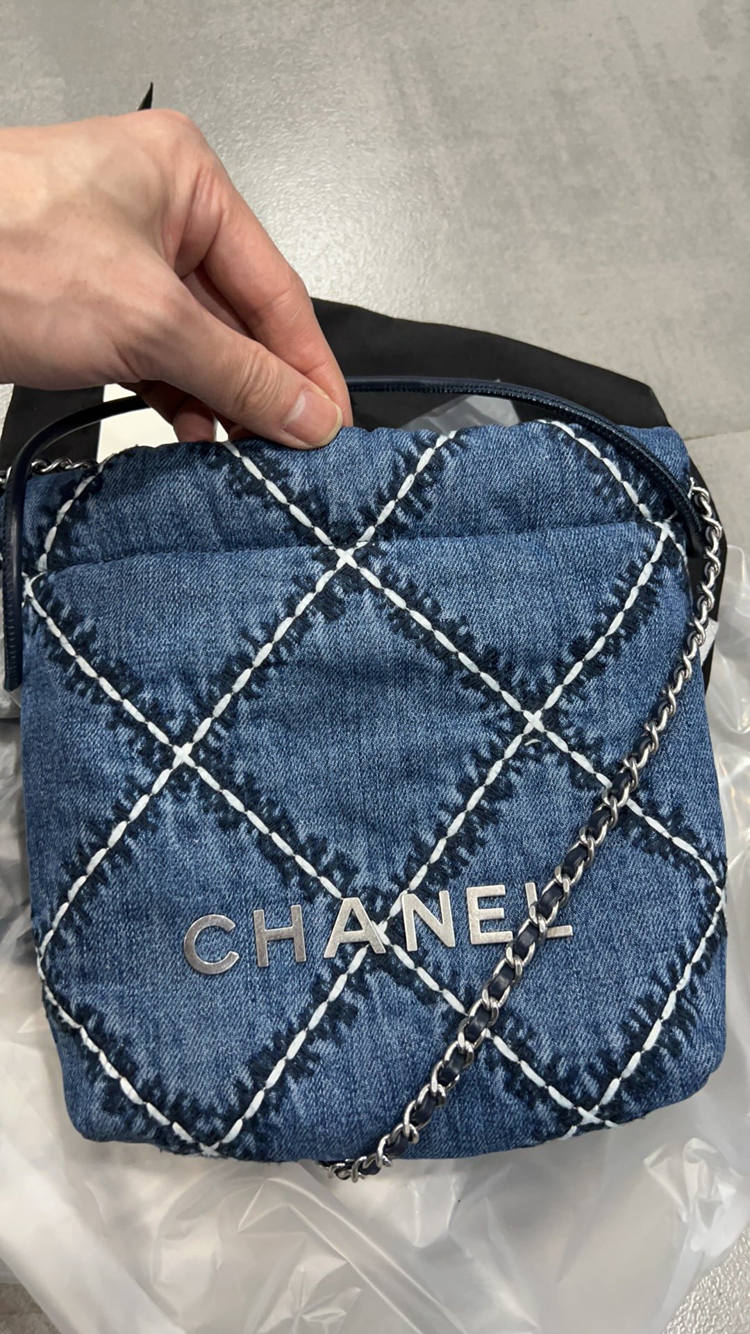 NO:177019,Genuine grade original leather 24 spring and summer new style denim is known for casual casualness, replaced with silver hardware color scheme, and is refreshing, instantly full of youthfulness, sprinting on the atmosphere of youth and vitality, with the refreshing feeling of spring and summer... Combining simplicity and comfort into one, packing the whole spring for you, CHANEL, chanel19860909正品级  原厂皮 24春夏新款 牛仔以随性休闲著称,换上银色五金配色,焕然一新,瞬间年轻感爆棚,冲刺着青春与活力的气息,有春夏季节的清爽感…将简约舒适融为一体,为你打包整个春日,CHANEL,chanel,Bag