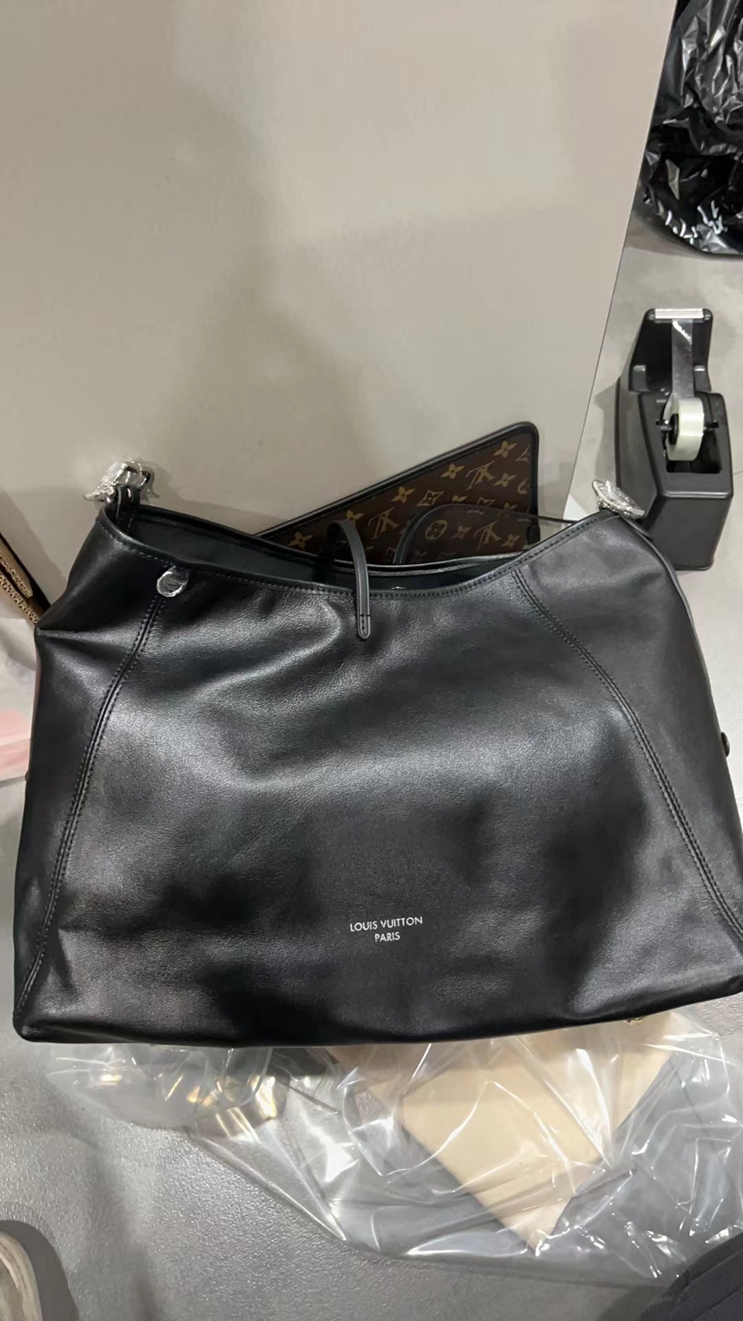 NO:179406,Extra chip version Original product High version Original top cowhide m25143 carryall dark Medium handbags use soft sheep leather to create a fashionable and lazy silhouette, adding attention to the spring and summer show style. Polished metal parts and the well-touched microwrinkle texture complement each other. Enriched space can accommodate a variety of daily necessities, making it a good companion for travel. 39 x 30 x 15 cm (length x height x width) Sheep leather Cowhide Microfiber lining Metal parts Zipper inner bag Removable zipper inner bag, LV premium version, louis vuitton, cowhide, sheepskin19860909特级 芯片版 原厂货 高版 原厂头层牛皮 m25143 carryall dark 中号手袋以柔软羊皮革塑造时尚慵懒廓形,为 春夏秀场造型增添瞩目姿彩.抛光金属件与触感良好的微皱纹理互为映衬.充裕空间可容纳多样日常用品,成就出行良伴. 39 x 30 x 15 厘米 (长度 x 高 x 宽) 羊皮革 牛皮革饰边 微纤维内衬 金属件 拉链内袋 可拆卸拉链内袋,LV特级版本,louis vuitton,cowhide,sheepskin,Bag