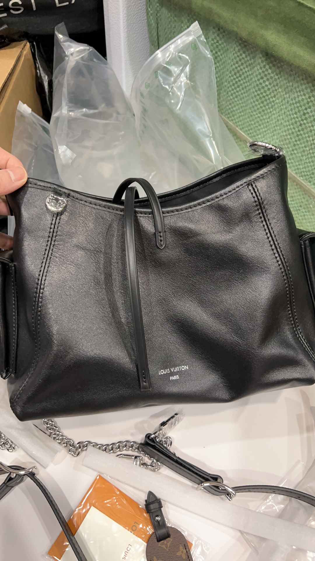 NO:179402,Super chip version Original leather m24861 black This carryall cargo small handbag presents a fashionable slightly wrinkled effect with soft sheep leather, and matches polished metal parts and lazy configurations for a deep background, making it a good choice for day and night occasions. Removable shoulder straps and chain straps achieve multiple styling possibilities. Size 33.5*23*15cm., LV premium version, louis vuitton, sheepskin19860909特级 芯片版 原厂皮 m24861黑色 本款 carryall cargo 小号手袋以柔软羊皮革呈现时尚微皱效果,并为深邃背景搭配抛光金属件与慵懒构型,成就昼夜场合佳选.可拆卸肩带与链带实现多种造型可能. 尺寸33.5*23*15cm.,LV特级版本,louis vuitton,sheepskin,Bag