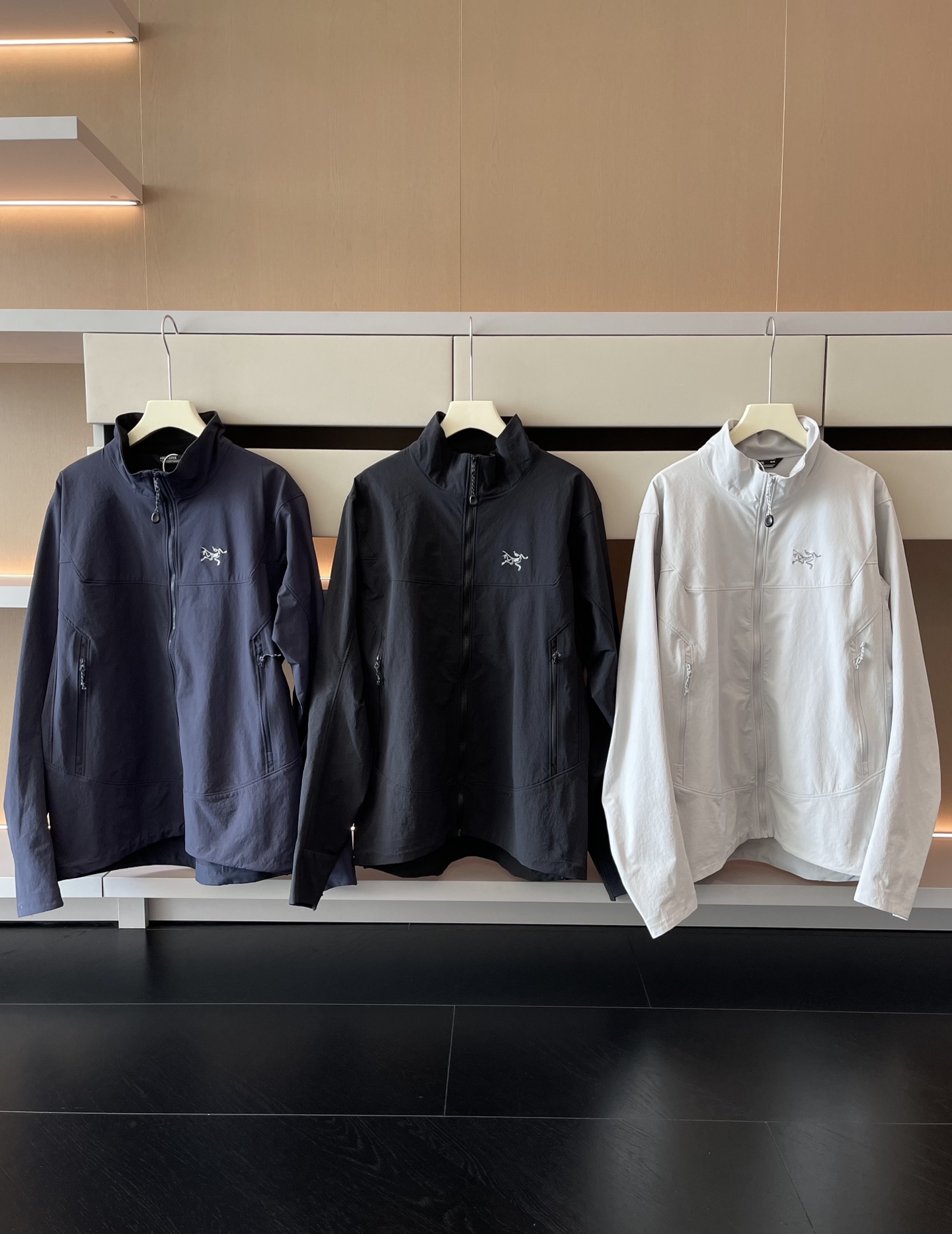 代发230 独家单❗️Gamma jacket立领夹克 高端支线的软壳 这一单必须暴躁 在原版面前它就是镜子,完全不用怯场的,真的很好很好,年初就在筹备了 因为一批面料要等四个月 所以你们别纠结 立领从来都是断货王!独家的🐦放心蹲 一件软壳=风衣+运动服+保暖层 注意🔺🔺给你们安排的是今年3月中旬最新 发售的最新版,LT版型已绝版,现在的叫gamma jacket,新版前面只有logo了,英文字母没有了,放在了颈后.Gamma是真的超帅 立领拉起来超有氛围感男生上身妥妥型男 女生穿上秒变酷姐!