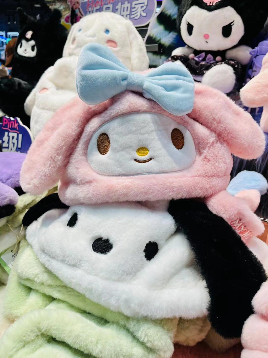 Plush hat featuring an oversized silhouette - Comprehensive 3