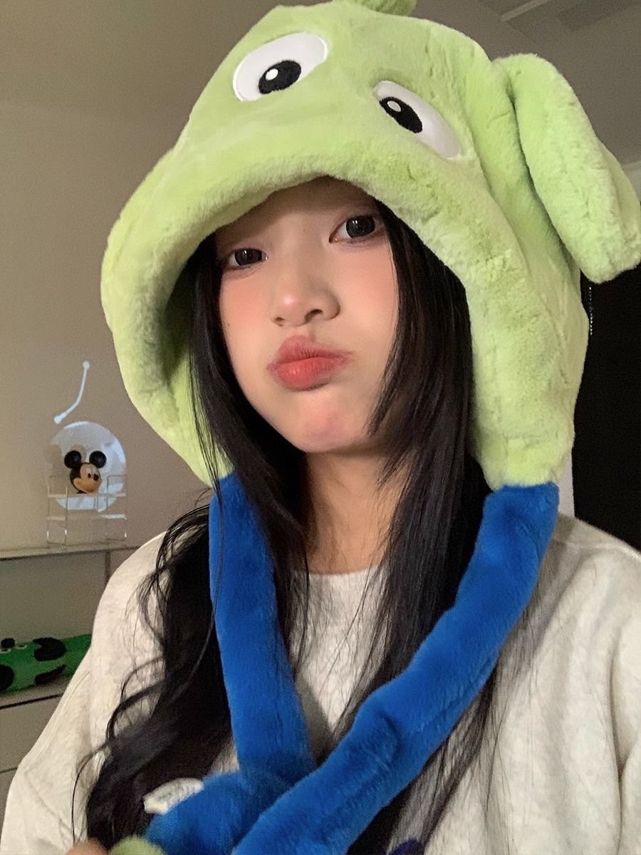 Plush Alien Hooded Scarf - Comprehensive 8