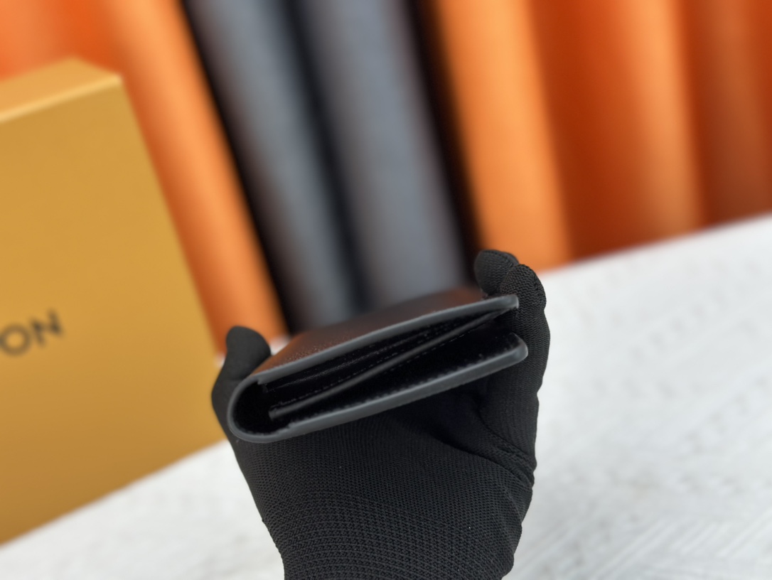 💰150 钱包 原版 💎【实物拍摄 自家背景】M58192黑色 荔枝纹西装夹 優雅一詞是對 Brazza 的最佳形容,一款既靈活易用又優雅的錢包,可輕易收納入胸前口袋。以極柔軟又耐用的 Taurillon 皮革打造,令這款錢包更添魅力。細節10 x 19 x 2 厘米(長度 x 高度 x 闊度)牛皮鑲飾錢包正面飾以路易威登英文字首壓花鈀飾面黃銅金屬件牛皮襯裡12 個信用卡夾層,1 個裝身份證或名片的夾層1 個大型拉鏈零錢格4 個內貼袋可裝紙幣、證件、票據62665