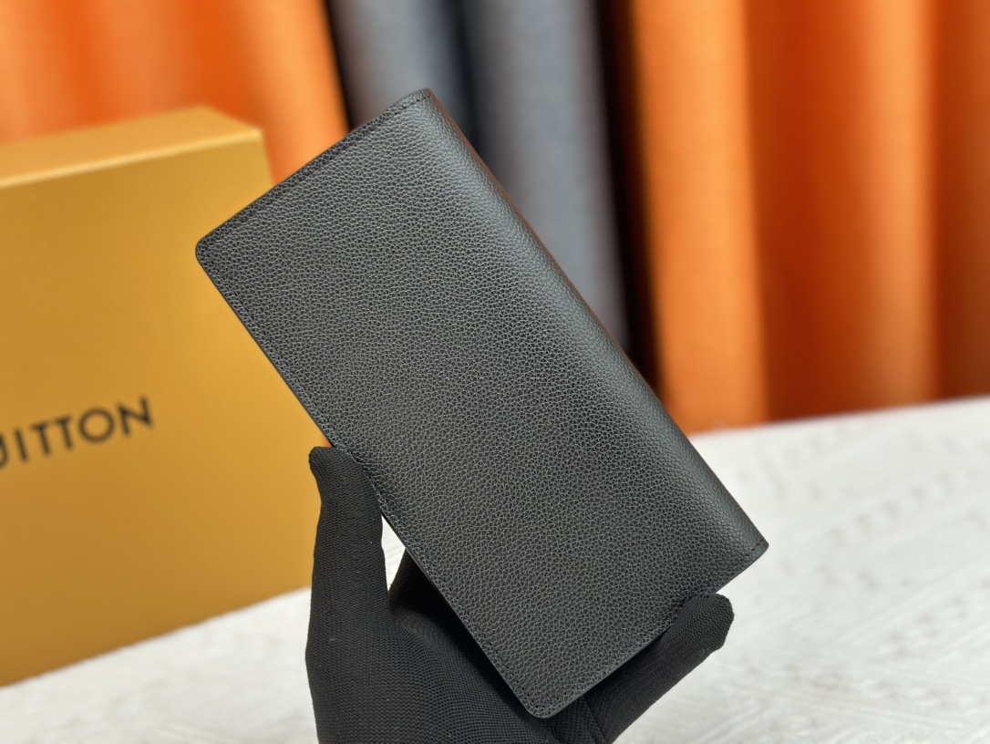 💰150 钱包 原版 💎【实物拍摄 自家背景】M58192黑色 荔枝纹西装夹 優雅一詞是對 Brazza 的最佳形容,一款既靈活易用又優雅的錢包,可輕易收納入胸前口袋。以極柔軟又耐用的 Taurillon 皮革打造,令這款錢包更添魅力。細節10 x 19 x 2 厘米(長度 x 高度 x 闊度)牛皮鑲飾錢包正面飾以路易威登英文字首壓花鈀飾面黃銅金屬件牛皮襯裡12 個信用卡夾層,1 個裝身份證或名片的夾層1 個大型拉鏈零錢格4 個內貼袋可裝紙幣、證件、票據62665