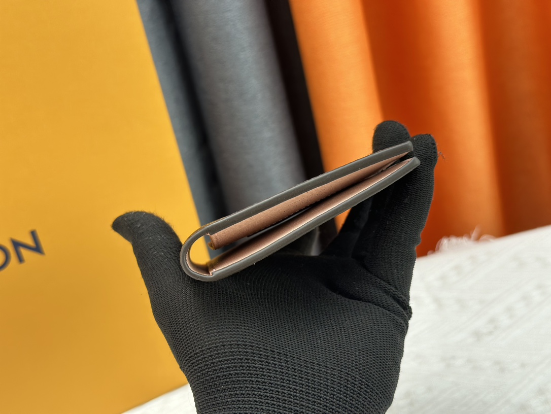 P180 財布 M60410 旅行にぴったりなパスポートケース