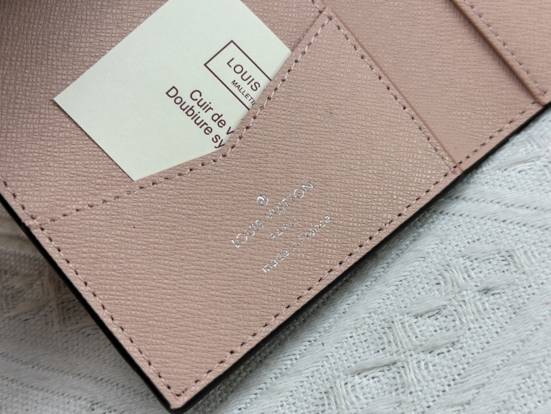 P180 財布 M60410 旅行にぴったりなパスポートケース