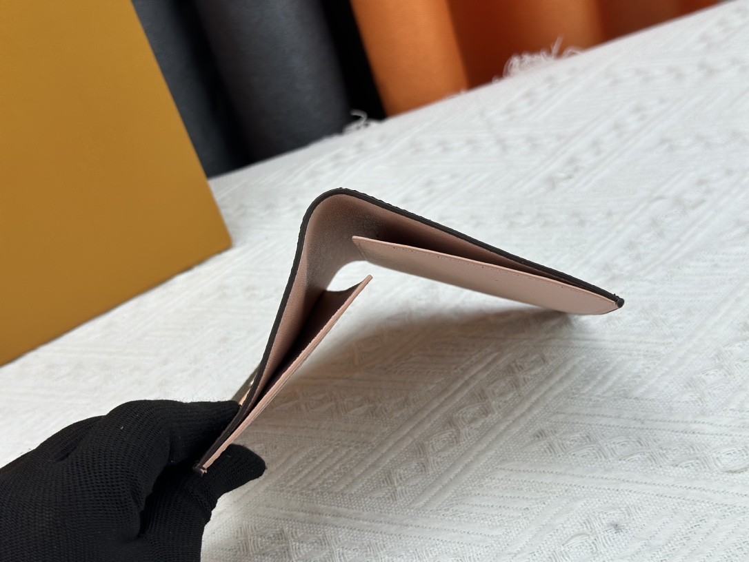 P180 財布 M60410 旅行にぴったりなパスポートケース