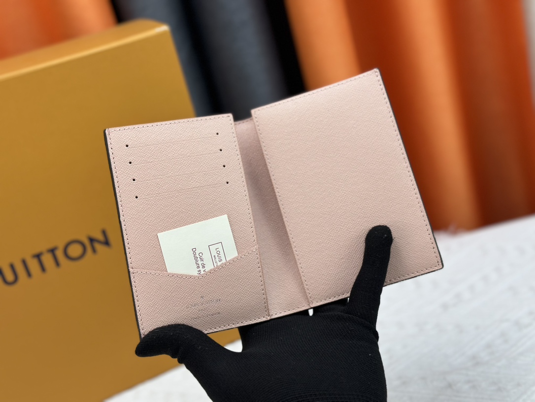 P180 財布 M60410 旅行にぴったりなパスポートケース