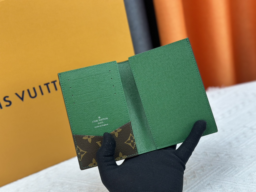 P180 財布 M82867 グリーンパスポートケース - 贅沢な質感と多機能デザイン
