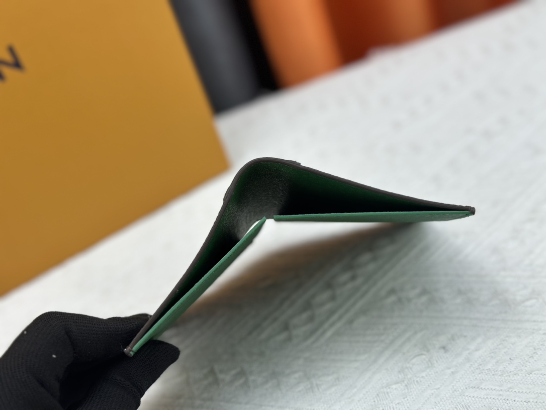 P180 財布 M82867 グリーンパスポートケース - 贅沢な質感と多機能デザイン