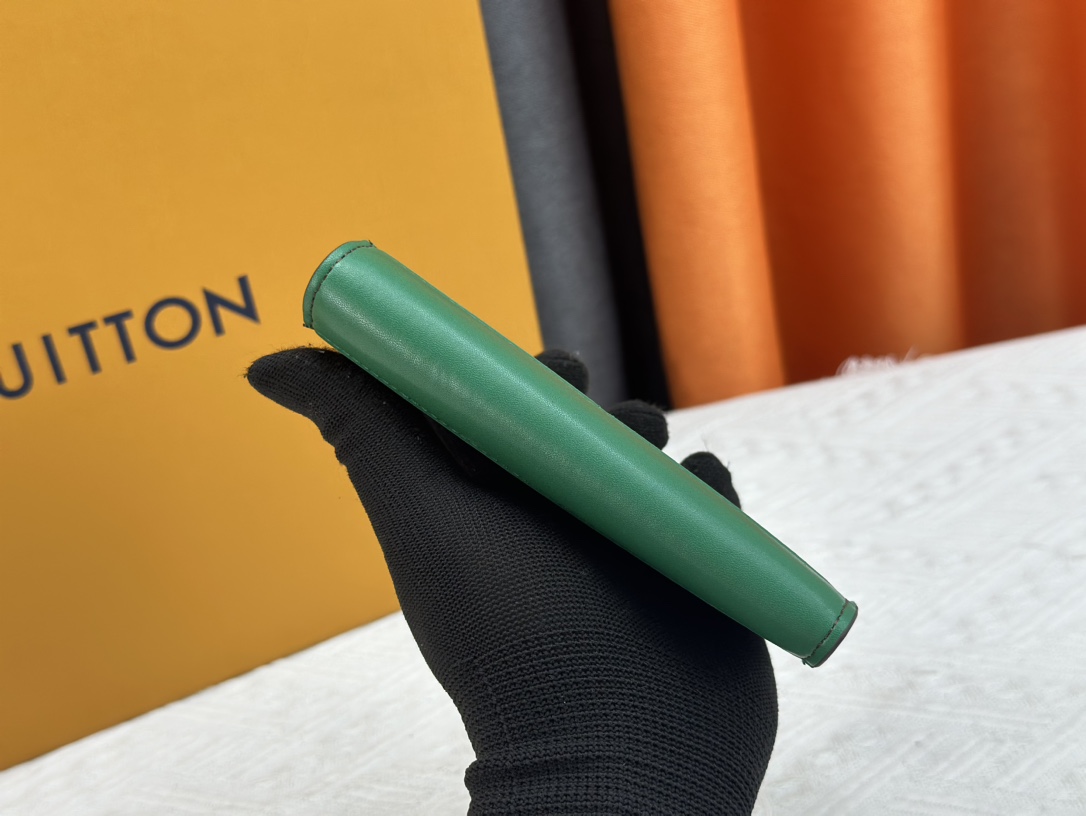 P180 財布 M82867 グリーンパスポートケース - 贅沢な質感と多機能デザイン