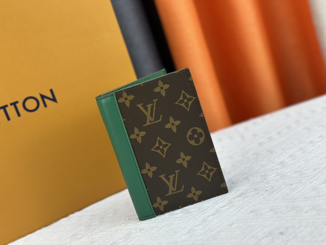 P180 財布 M82867 グリーンパスポートケース - 贅沢な質感と多機能デザイン