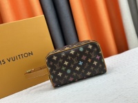 【Kit DOPP DOPP Locker Borsa di lavaggio】 M47069 Old Flower (parola colorata) è realizzato in tela scoscesa monogramma, i motivi colorati di monogramma sono dipinti a mano dal designer Tyler, il DMScreator. La squisita configurazione contiene spazio abbondante e può soddisfare varie necessità giornaliere, rendendolo un potente compagno di viaggio. Il rivestimento lavabile e le maniglie laterali regolabili aggiungono dettagli funzionali. Dimensioni: 23,0 x 13,0 x 12,0 cm 1 【Kit DOPP DOPP Locker Borsa di lavaggio】 M47069 Old Flower (parola colorata) è realizzato in tela scoscesa monogramma, i motivi colorati di monogramma sono dipinti a mano dal designer Tyler, il DMScreator. La squisita configurazione contiene spazio abbondante e può soddisfare varie necessità giornaliere, rendendolo un potente compagno di viaggio. Il rivestimento lavabile e le maniglie laterali regolabili aggiungono dettagli funzionali. Dimensioni: 23,0 x 13,0 x 12,0 cm