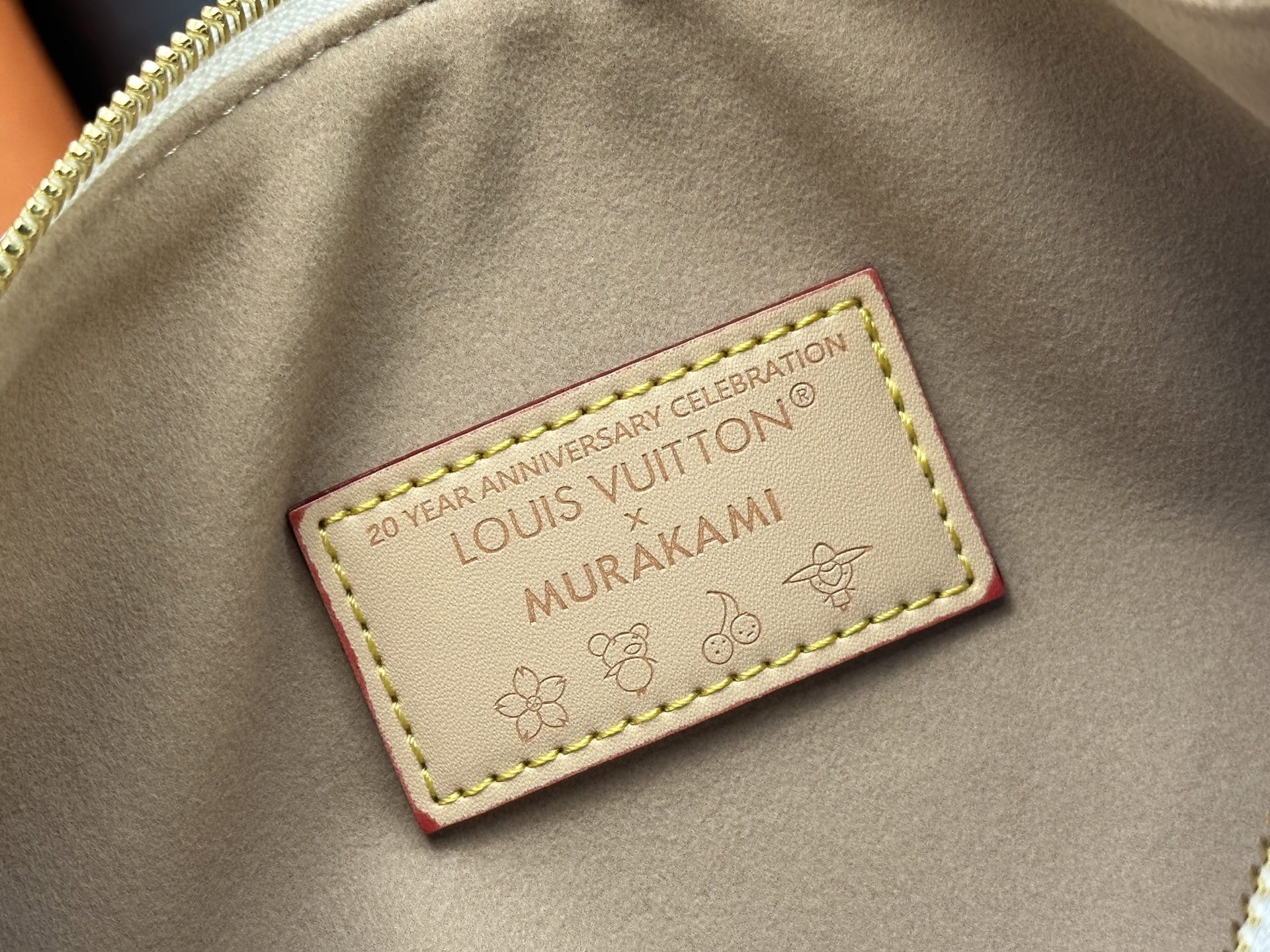 P200 M17089 M40391 Louis Vuitton在2003年与日本M艺术家村上隆（Takashi Murakami）首次合作，推出了经典的“彩色Monogram”系列，随即引发潮流风暴。而2005年推出的“樱桃系列”则是在村上隆设计的基础上，将樱桃的元素融入到LV的经典Monogram帆布中，展现了艺术与时尚的完美结合 尺寸：30x21x17