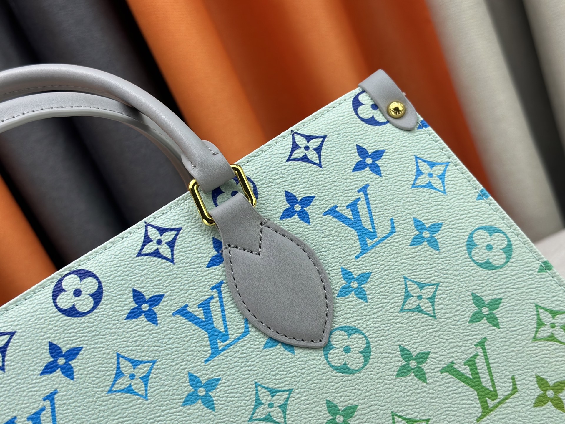 P180 2025彩虹系列，M13269,M45321.M44571.M45039本款Onthego 中号手袋将经典 Monogram 帆布与 Monogram Reverse 帆布分饰两侧，迥异风尚随心呈现。Toron 双手柄与肩带实现多种背携方式。尺寸：34.0 x 26.0 x 13.0 cm (长 x 高 x 宽).