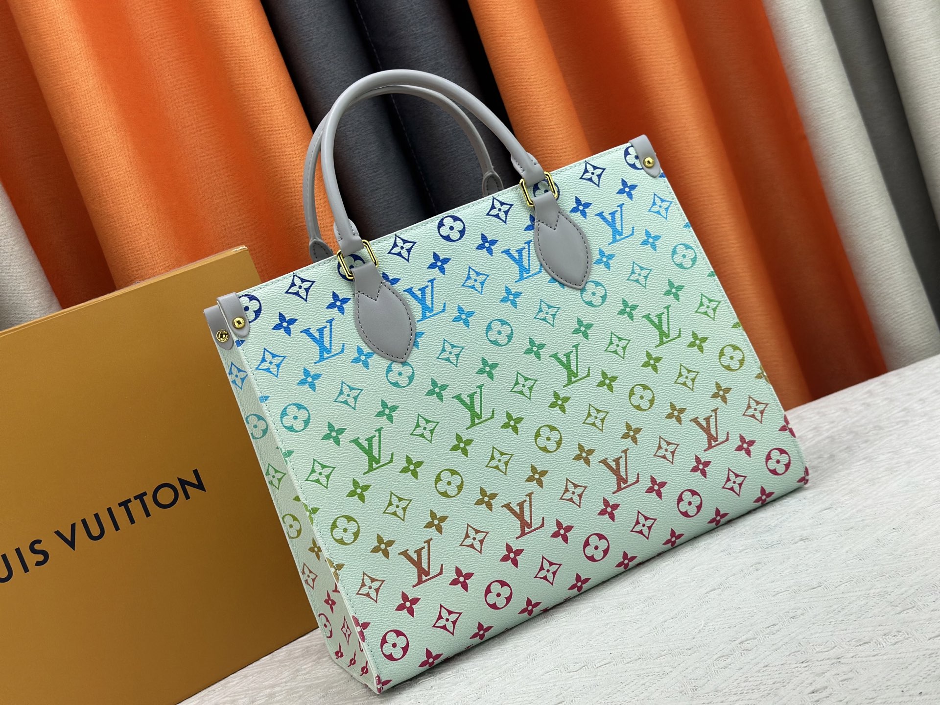 P180 2025彩虹系列，M13269,M45321.M44571.M45039本款Onthego 中号手袋将经典 Monogram 帆布与 Monogram Reverse 帆布分饰两侧，迥异风尚随心呈现。Toron 双手柄与肩带实现多种背携方式。尺寸：34.0 x 26.0 x 13.0 cm (长 x 高 x 宽).