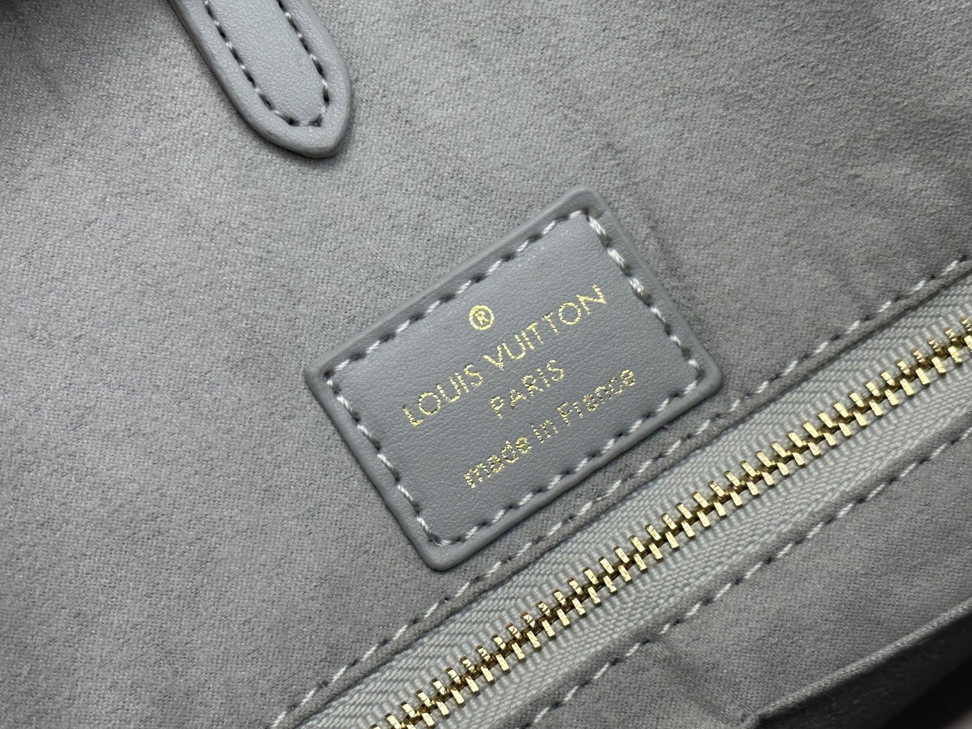 P180 2025彩虹系列，M13269,M45321.M44571.M45039本款Onthego 中号手袋将经典 Monogram 帆布与 Monogram Reverse 帆布分饰两侧，迥异风尚随心呈现。Toron 双手柄与肩带实现多种背携方式。尺寸：34.0 x 26.0 x 13.0 cm (长 x 高 x 宽).