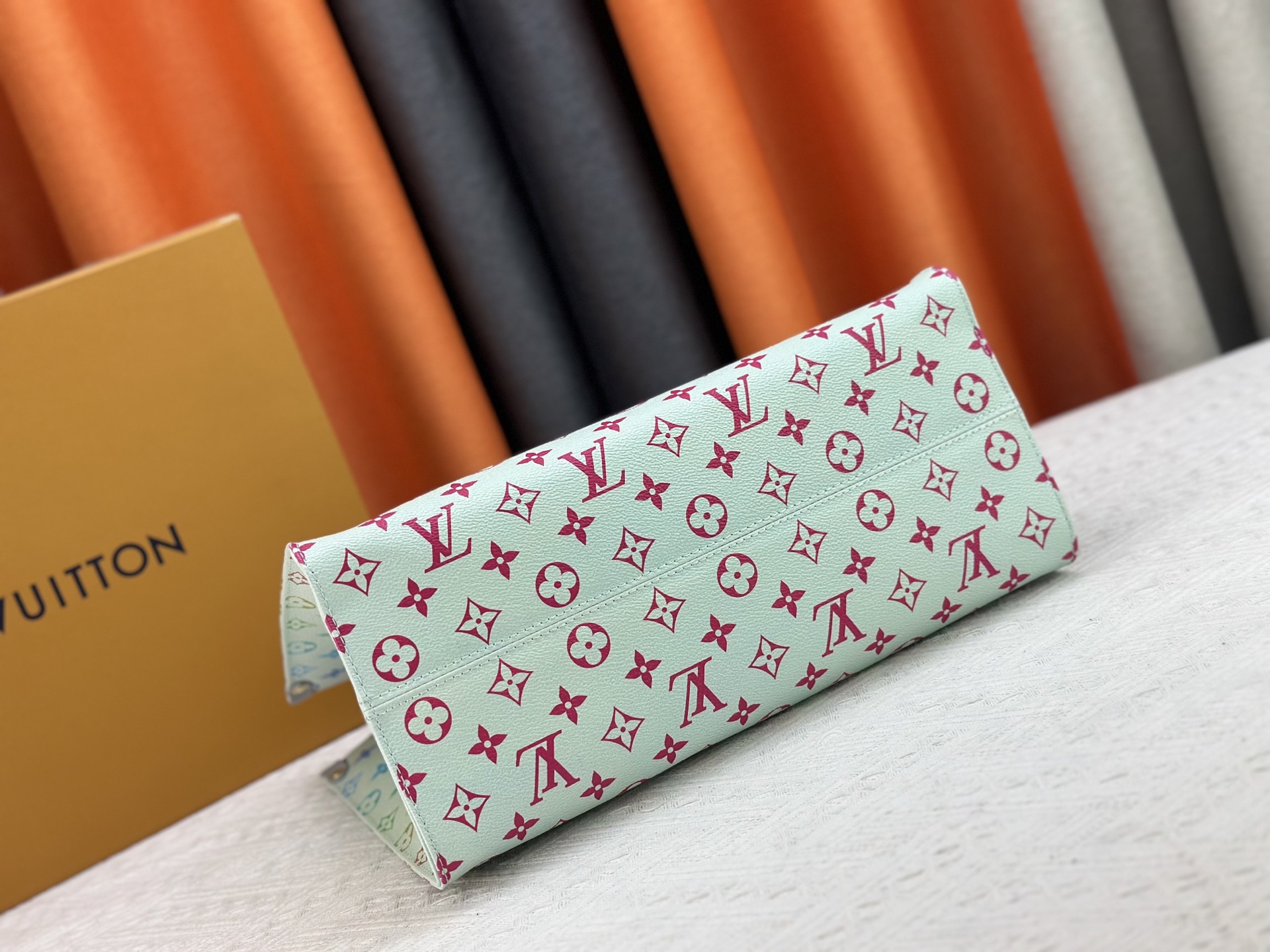 P180 2025彩虹系列，M13269,M45321.M44571.M45039本款Onthego 中号手袋将经典 Monogram 帆布与 Monogram Reverse 帆布分饰两侧，迥异风尚随心呈现。Toron 双手柄与肩带实现多种背携方式。尺寸：34.0 x 26.0 x 13.0 cm (长 x 高 x 宽).
