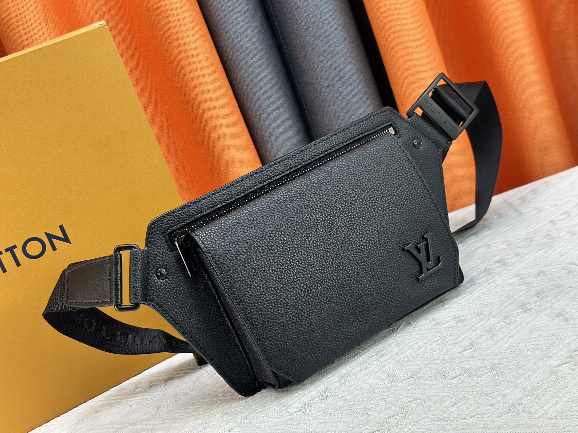 P170 M57081全新 LV Aerogram 胸包系列极简主义以儒雅气质革新潮流之选。细腻小牛皮宛如旧式航空信笺般柔软,点缀哑光金属 LV 标识。主隔层和翻盖前袋为周末出游或徜徉城市提供充裕随行空间。
30x 16x 3厘米
(长度 x 高 x 宽)
粒面小牛皮
牛皮饰边
织物内衬
金属件
金属字母标识
可定制标签
织物肩带
拉链封口
翻盖前袋配有磁扣
本品产地为法国、西班牙、意大利和美国。