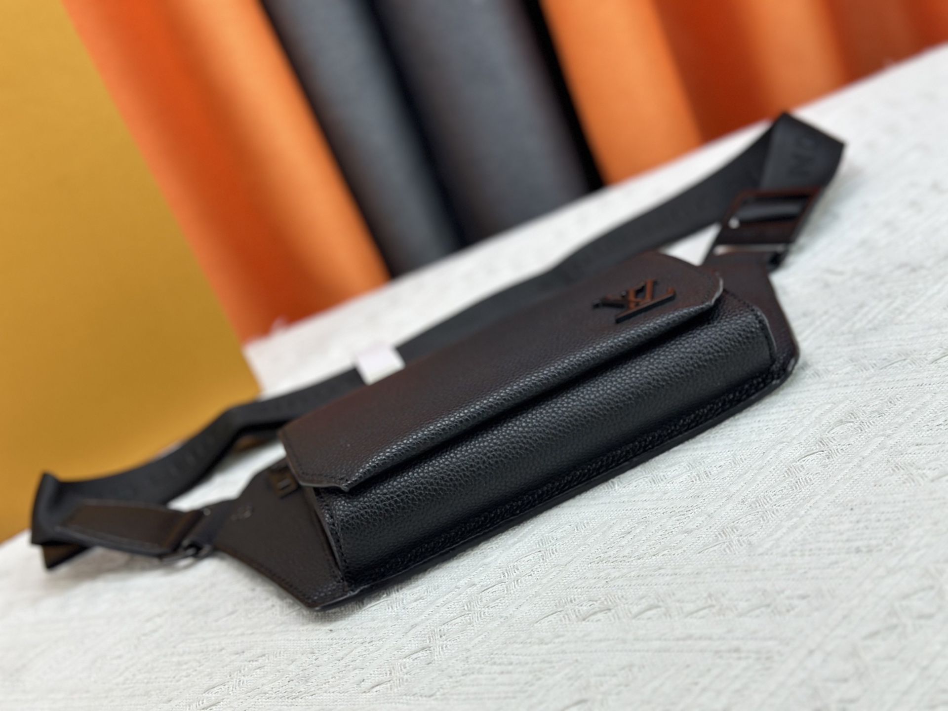 P170 M57081全新 LV Aerogram 胸包系列极简主义以儒雅气质革新潮流之选。细腻小牛皮宛如旧式航空信笺般柔软,点缀哑光金属 LV 标识。主隔层和翻盖前袋为周末出游或徜徉城市提供充裕随行空间。
30x 16x 3厘米
(长度 x 高 x 宽)
粒面小牛皮
牛皮饰边
织物内衬
金属件
金属字母标识
可定制标签
织物肩带
拉链封口
翻盖前袋配有磁扣
本品产地为法国、西班牙、意大利和美国。