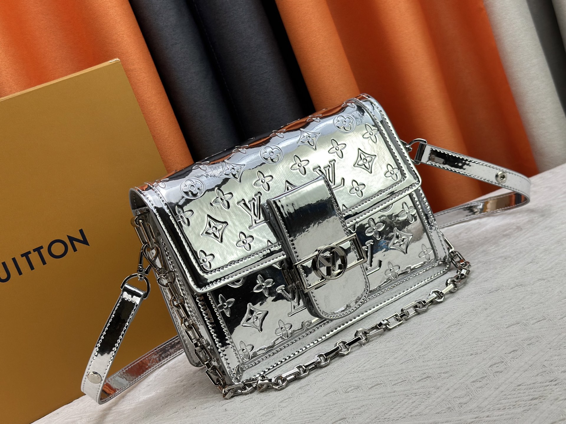 P240 达芙妮金色 银色 💥Louis Vuitton 2025年早春邮差包M43599/44391/44580配色最新版本出货Métis 手包小巧的造型散发出优雅的气息。老花配牛皮,采用柔软的Monogram 帆布材质制作而成,尺寸小巧,拥有多个实用的口袋和隔层。尺寸:25x19x9cm