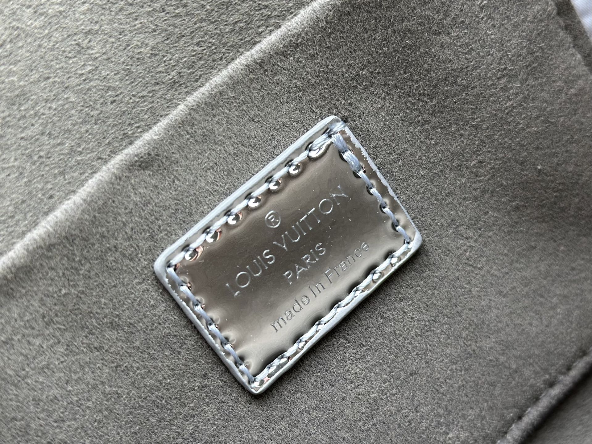 P240 达芙妮金色 银色 💥Louis Vuitton 2025年早春邮差包M43599/44391/44580配色最新版本出货Métis 手包小巧的造型散发出优雅的气息。老花配牛皮,采用柔软的Monogram 帆布材质制作而成,尺寸小巧,拥有多个实用的口袋和隔层。尺寸:25x19x9cm