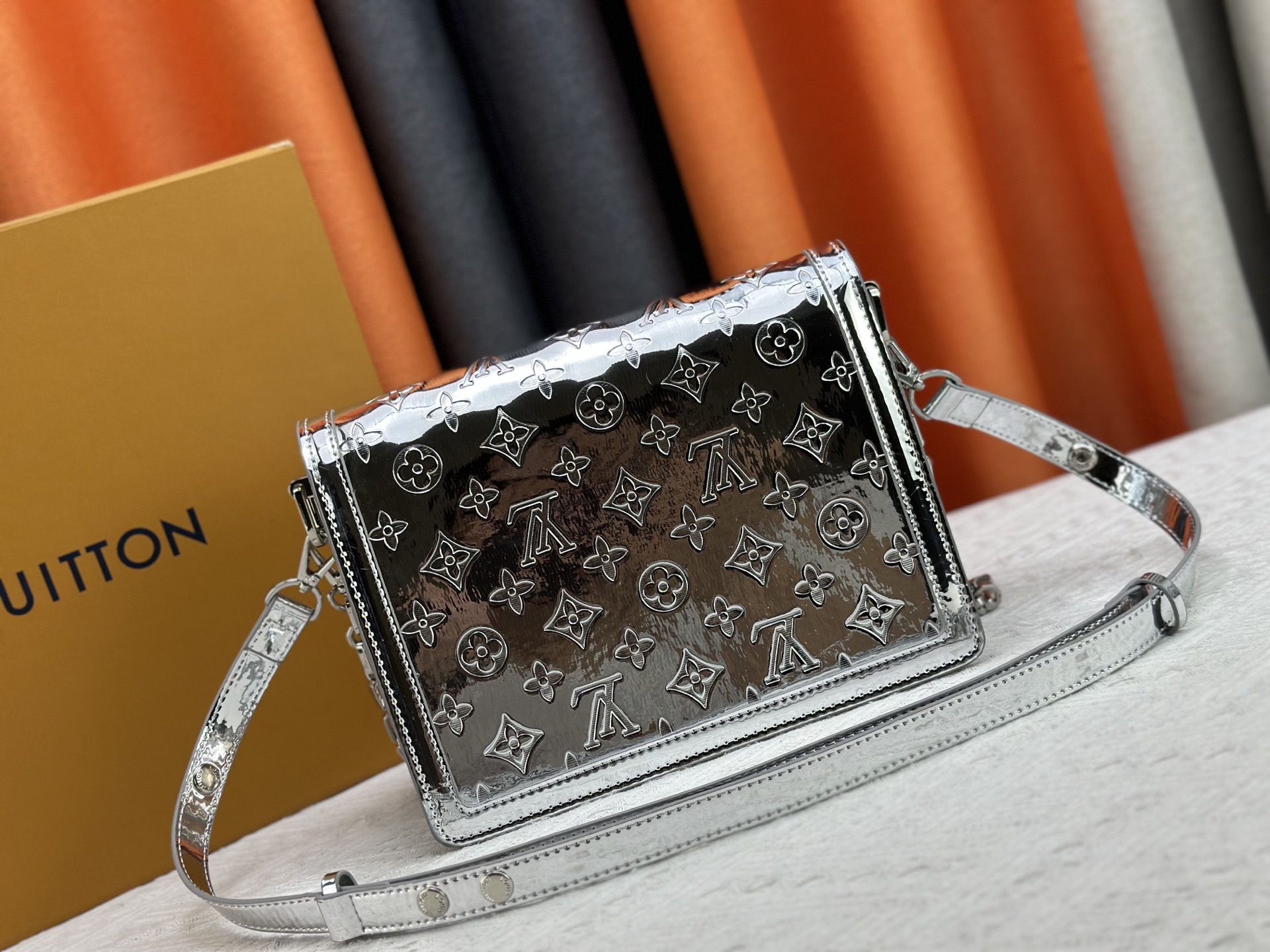 P240 达芙妮金色 银色 💥Louis Vuitton 2025年早春邮差包M43599/44391/44580配色最新版本出货Métis 手包小巧的造型散发出优雅的气息。老花配牛皮,采用柔软的Monogram 帆布材质制作而成,尺寸小巧,拥有多个实用的口袋和隔层。尺寸:25x19x9cm