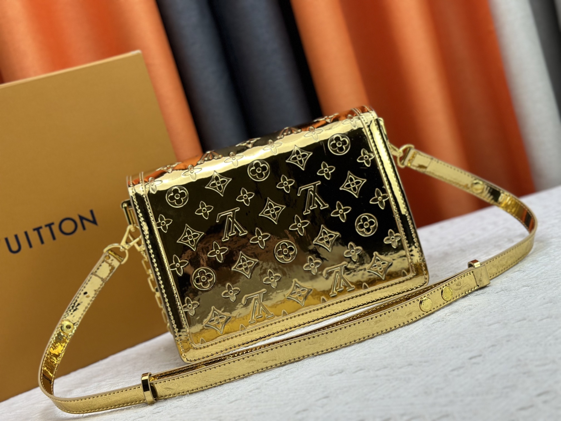 P240 达芙妮金色 银色 💥Louis Vuitton 2025年早春邮差包M43599/44391/44580配色最新版本出货Métis 手包小巧的造型散发出优雅的气息。老花配牛皮,采用柔软的Monogram 帆布材质制作而成,尺寸小巧,拥有多个实用的口袋和隔层。尺寸:25x19x9cm