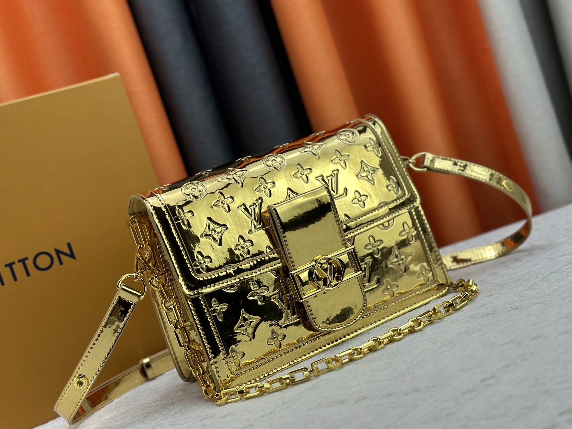 P240 达芙妮金色 银色 💥Louis Vuitton 2025年早春邮差包M43599/44391/44580配色最新版本出货Métis 手包小巧的造型散发出优雅的气息。老花配牛皮,采用柔软的Monogram 帆布材质制作而成,尺寸小巧,拥有多个实用的口袋和隔层。尺寸:25x19x9cm