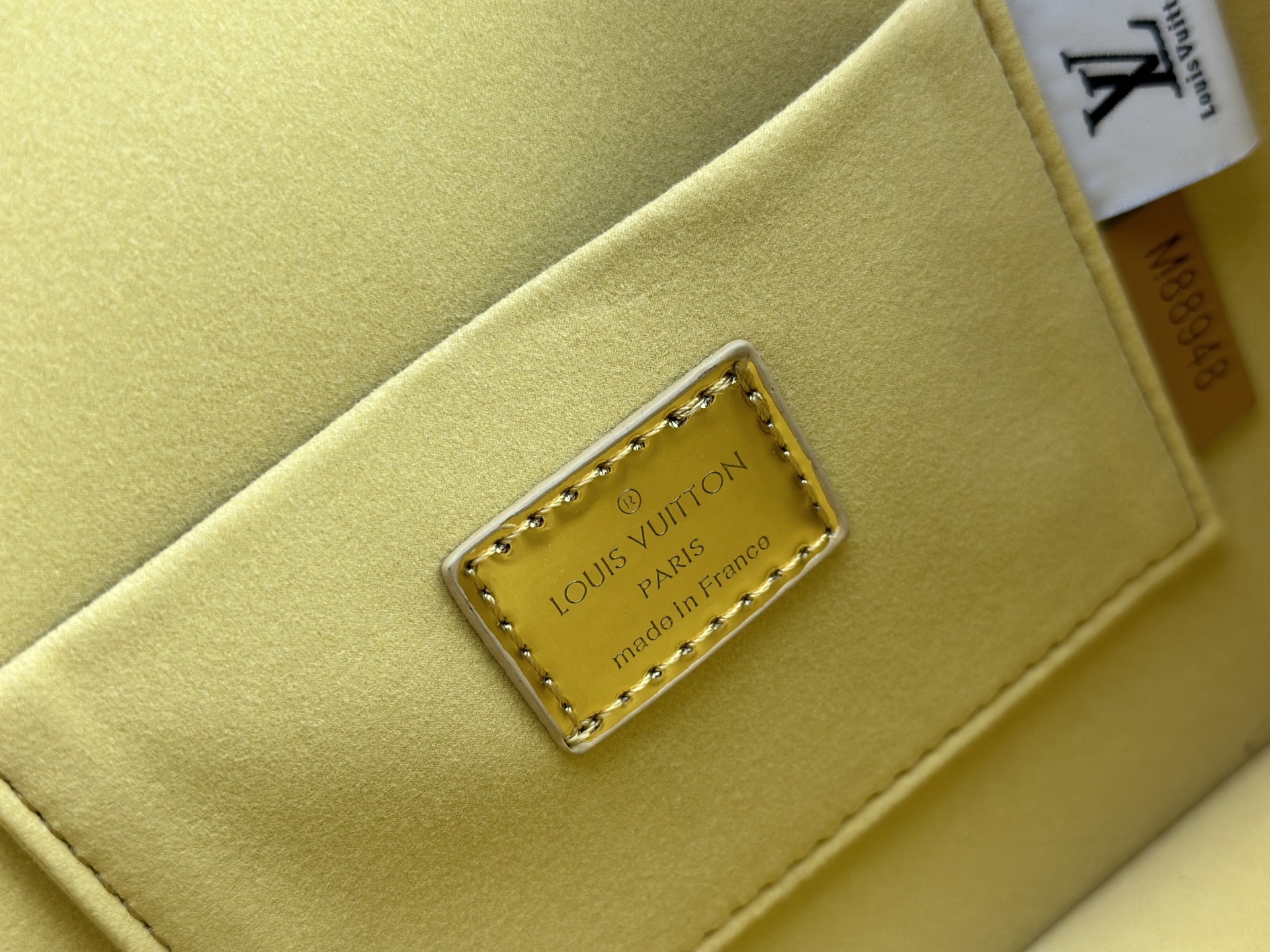 P240 达芙妮金色 银色 💥Louis Vuitton 2025年早春邮差包M43599/44391/44580配色最新版本出货Métis 手包小巧的造型散发出优雅的气息。老花配牛皮,采用柔软的Monogram 帆布材质制作而成,尺寸小巧,拥有多个实用的口袋和隔层。尺寸:25x19x9cm
