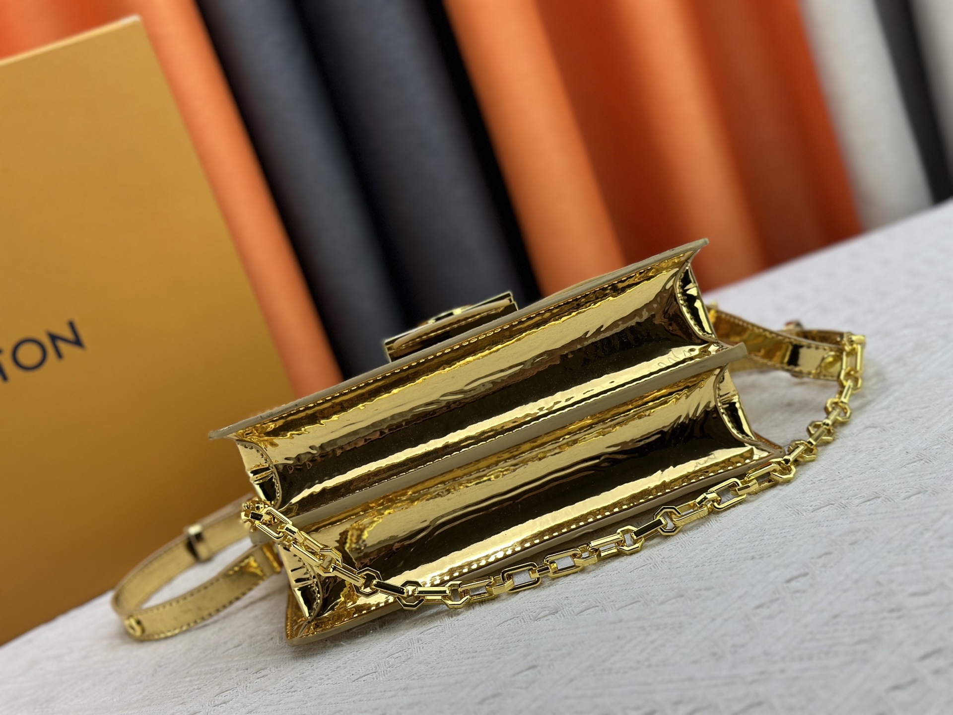 P240 达芙妮金色 银色 💥Louis Vuitton 2025年早春邮差包M43599/44391/44580配色最新版本出货Métis 手包小巧的造型散发出优雅的气息。老花配牛皮,采用柔软的Monogram 帆布材质制作而成,尺寸小巧,拥有多个实用的口袋和隔层。尺寸:25x19x9cm