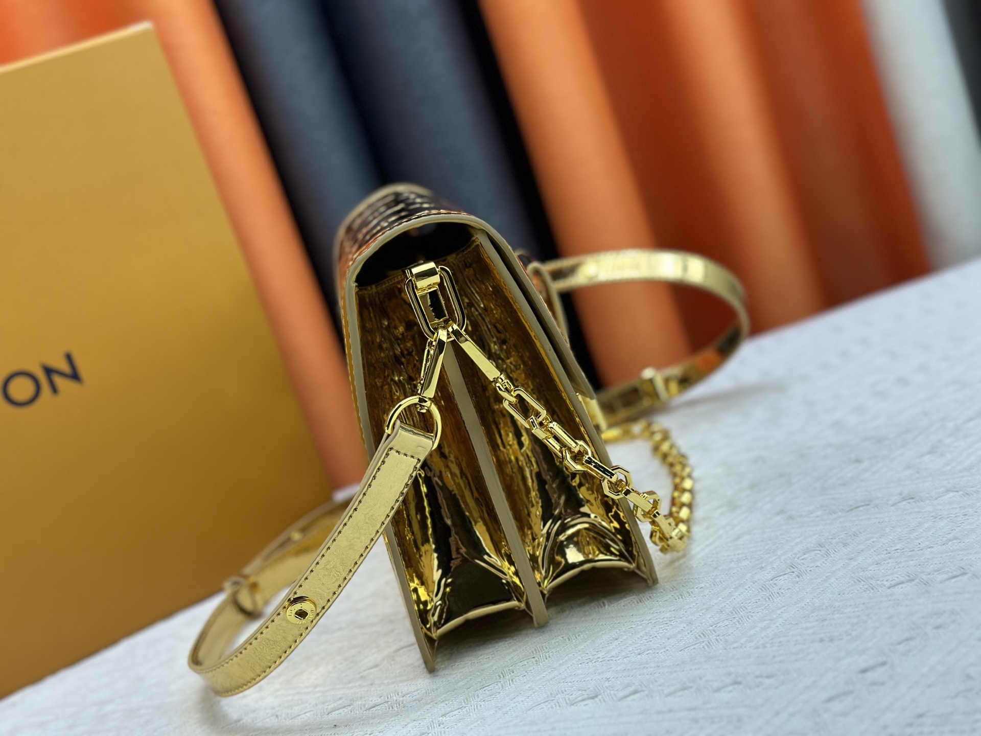 P240 达芙妮金色 银色 💥Louis Vuitton 2025年早春邮差包M43599/44391/44580配色最新版本出货Métis 手包小巧的造型散发出优雅的气息。老花配牛皮,采用柔软的Monogram 帆布材质制作而成,尺寸小巧,拥有多个实用的口袋和隔层。尺寸:25x19x9cm